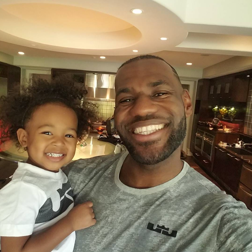 17 Celebrity Dads Who Make Our Hearts Melt Every Day
